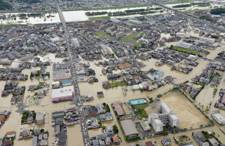 Mưa lớn gây lũ lụt nghiêm trọng tại miền tây Nhật Bản