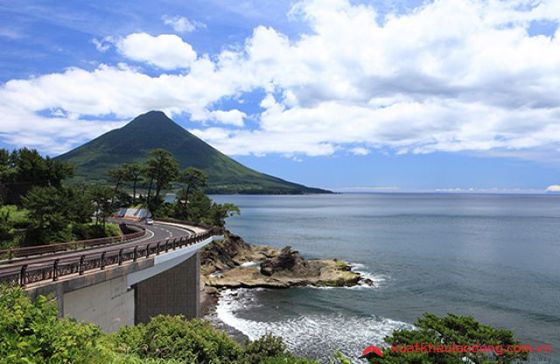 Đảo Sakura nổi tiếng với núi lửa đang hoạt động