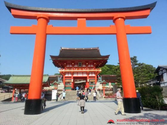 Hình ảnh cổng trời Torri - nơi gắn liền với chốn linh thiêng tại Nhật Bản