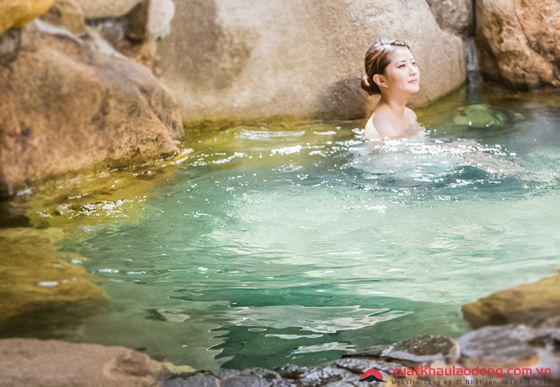 Trải mình vào suối nước nóng Dogo Onsen