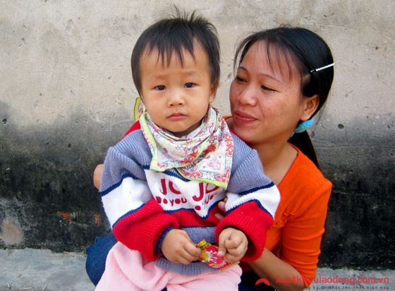 Chị Tuyền bên người con trai của mình