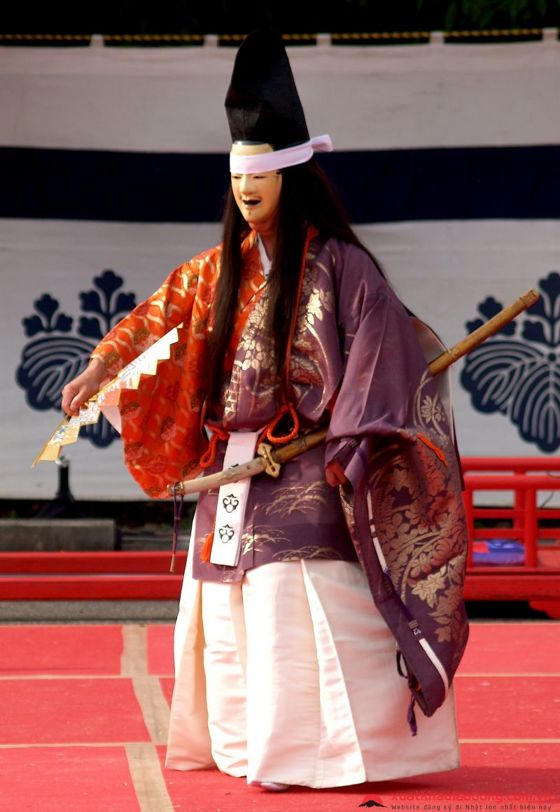 Màu tím ở lễ hội Noh tại Nhật Bản.