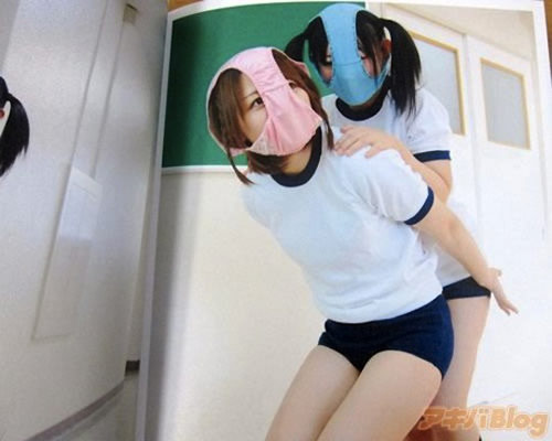 Rộ mốt đội quần chip lên đầu của Nữ sinh Nhật Bản